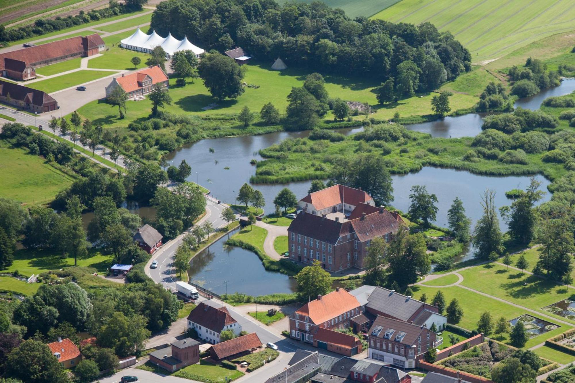 Den Gamle Kro Ved Gram Slot エクステリア 写真